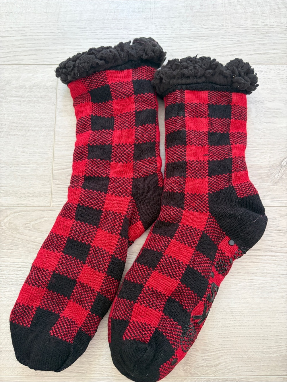 Muk Luks Women's Buffalo Check Sherpa-Lined Slipper Socks - Red & Black